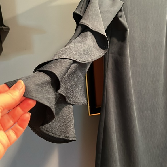 Green lined dress with ruffled long sleeves. - Picture 2 of 5